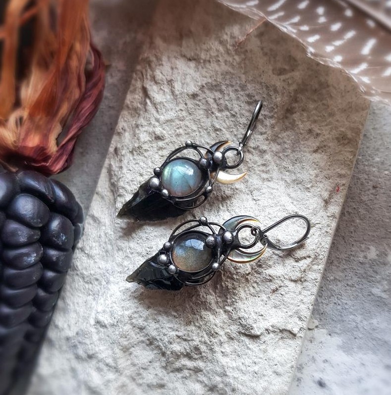 Black Arrow Labrador Pearl Earrings