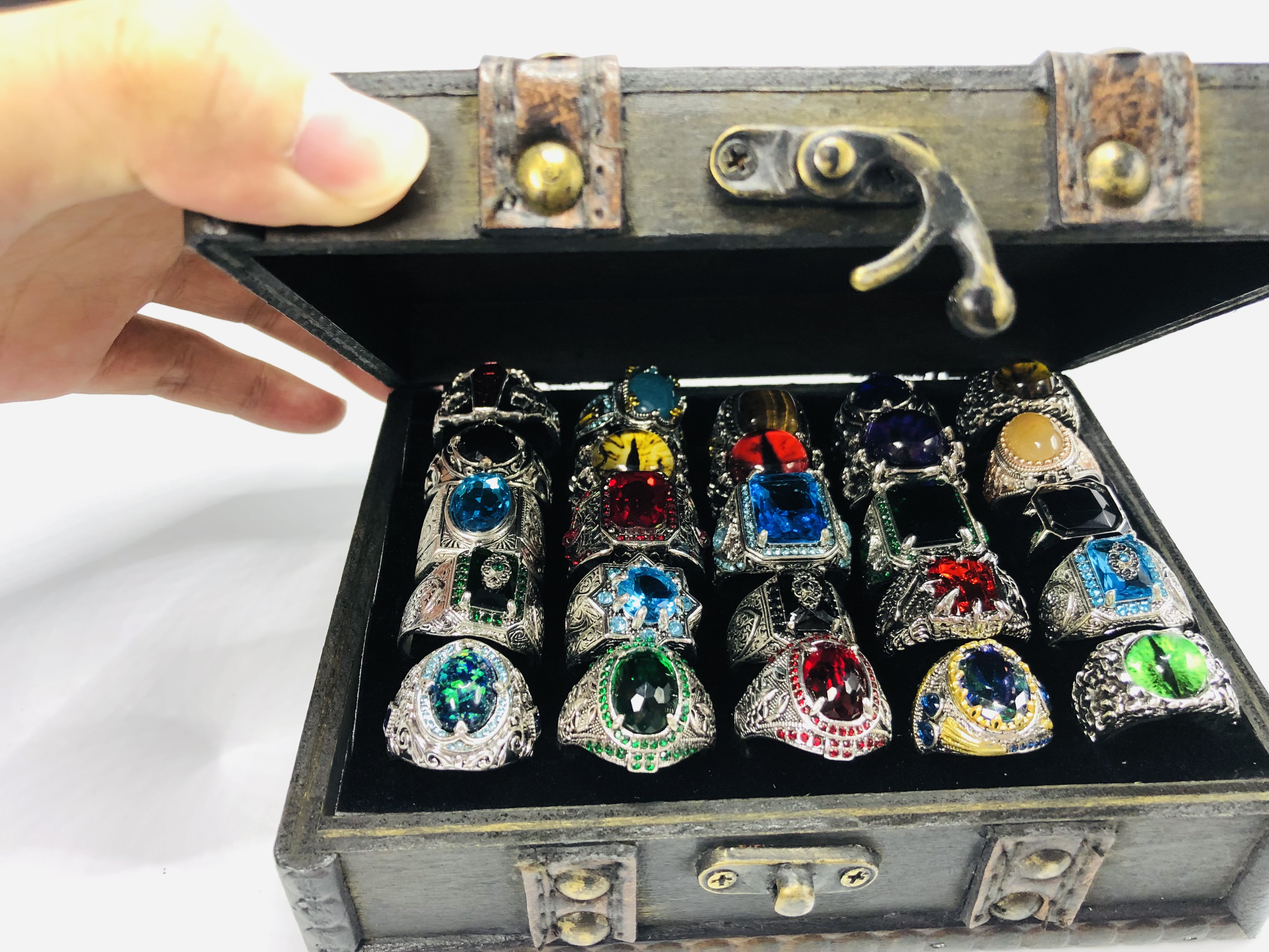 GEMSTONE RING SET (Includes 25 Rings + 1 wooden box)