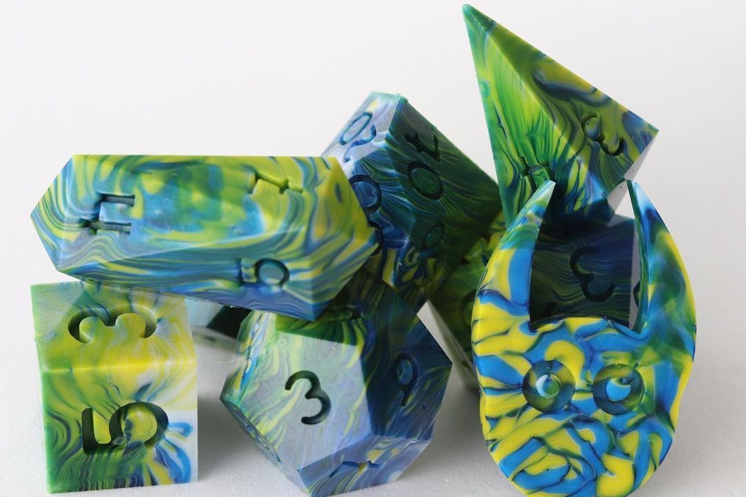 Waterfall stream peeping cat dice set