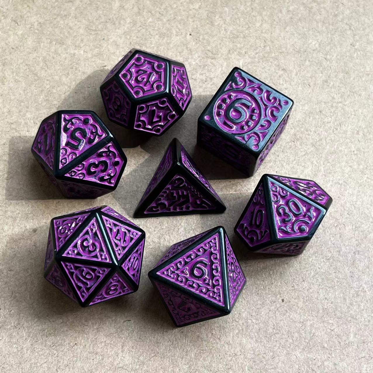 Hollow pattern ancient style dice