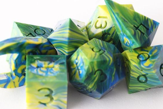 Waterfall stream peeping cat dice set