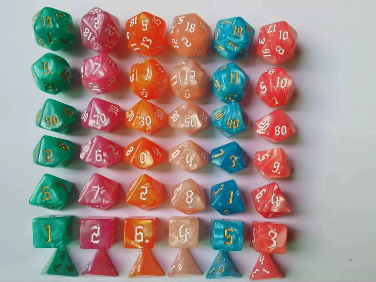 Pearl pattern dice set